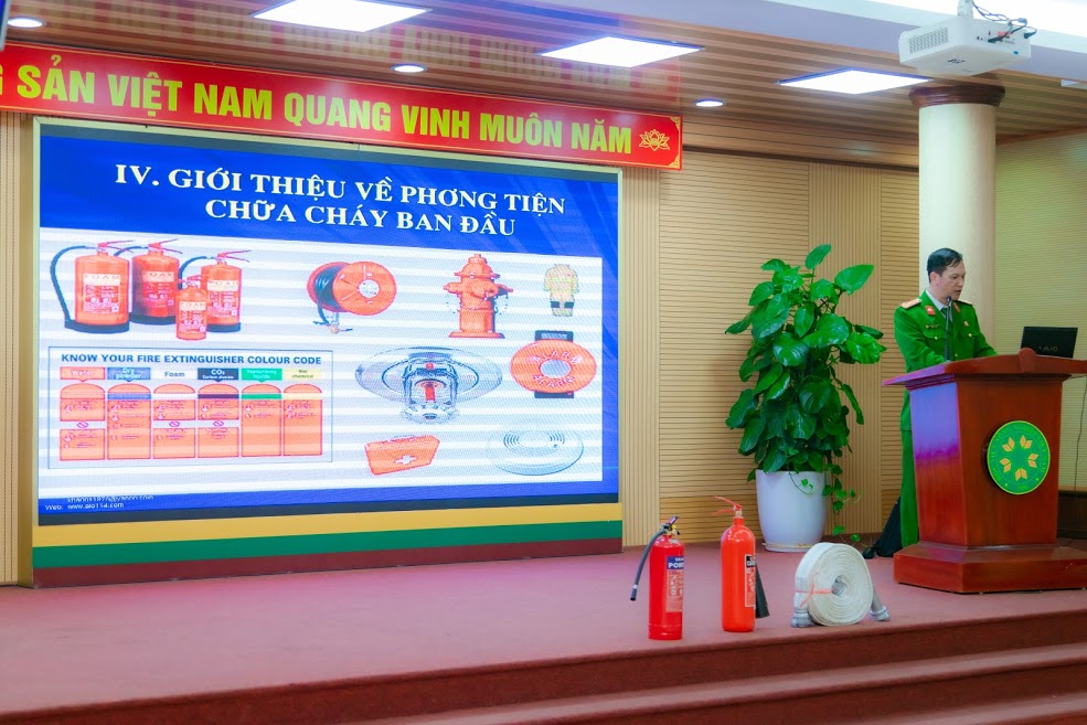 Thượng tá Trần Văn Đồng - Giảng viên trường Đại học PCCC trao đổi cùng học viên